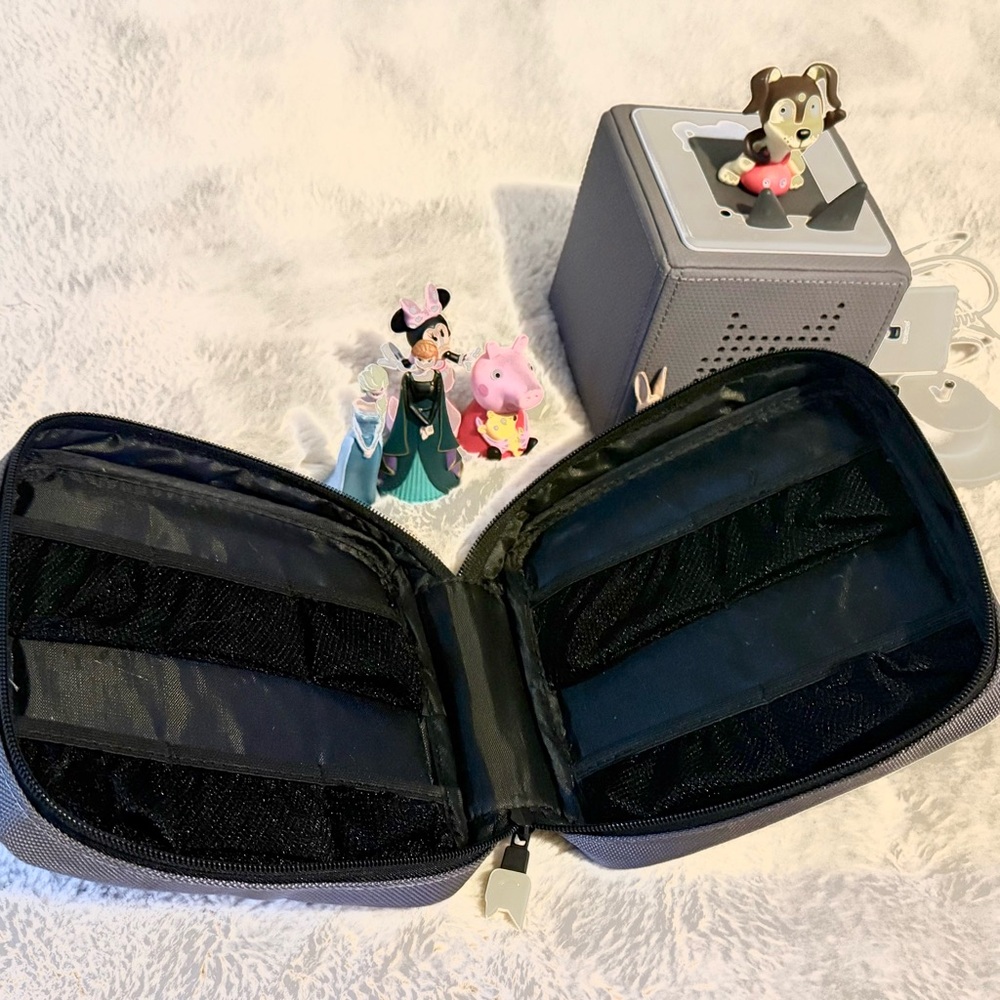 Toniebox Starter Set in Grey with Case and 6 Additional Tonies -Like New $225 - Picture 6 of 6